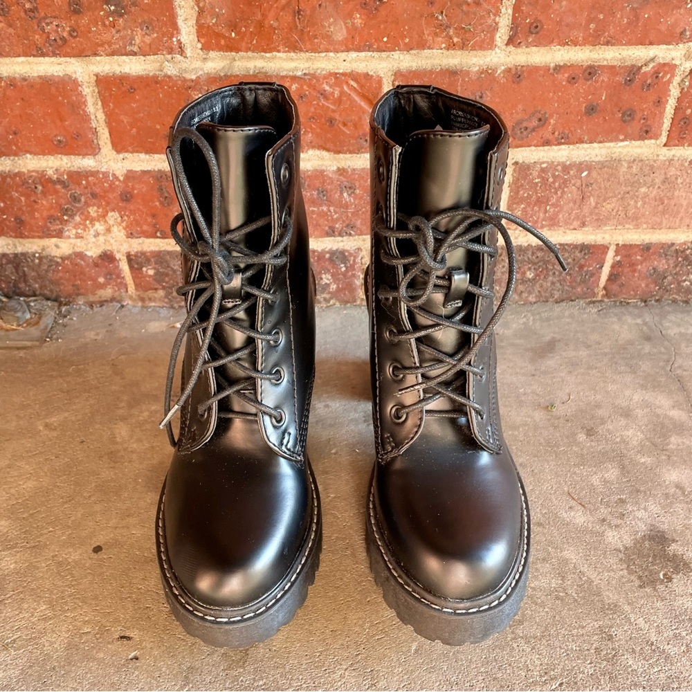 Madden Girl Black Faux Patent Leather Stacked Combat Boots Sz 8 Lace Up Goth - Picture 5 of 13